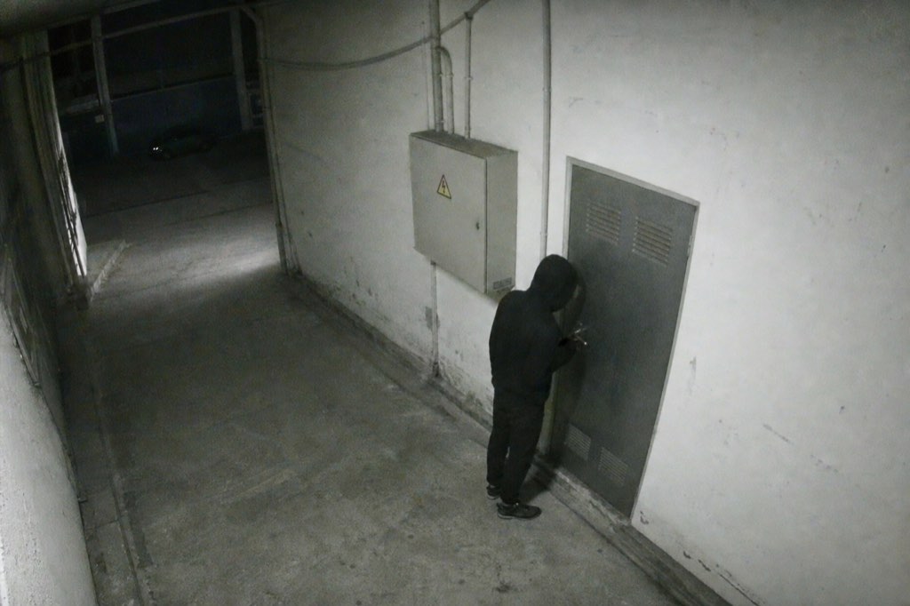 Acceso real vigilado por una cámara de seguridad